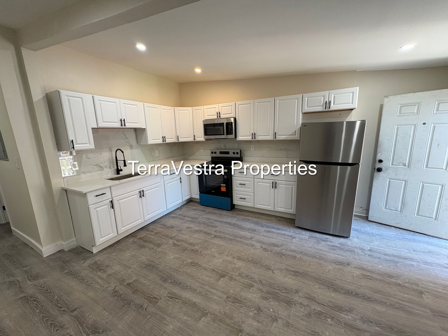 216 E Broadway – photo 1 of 16