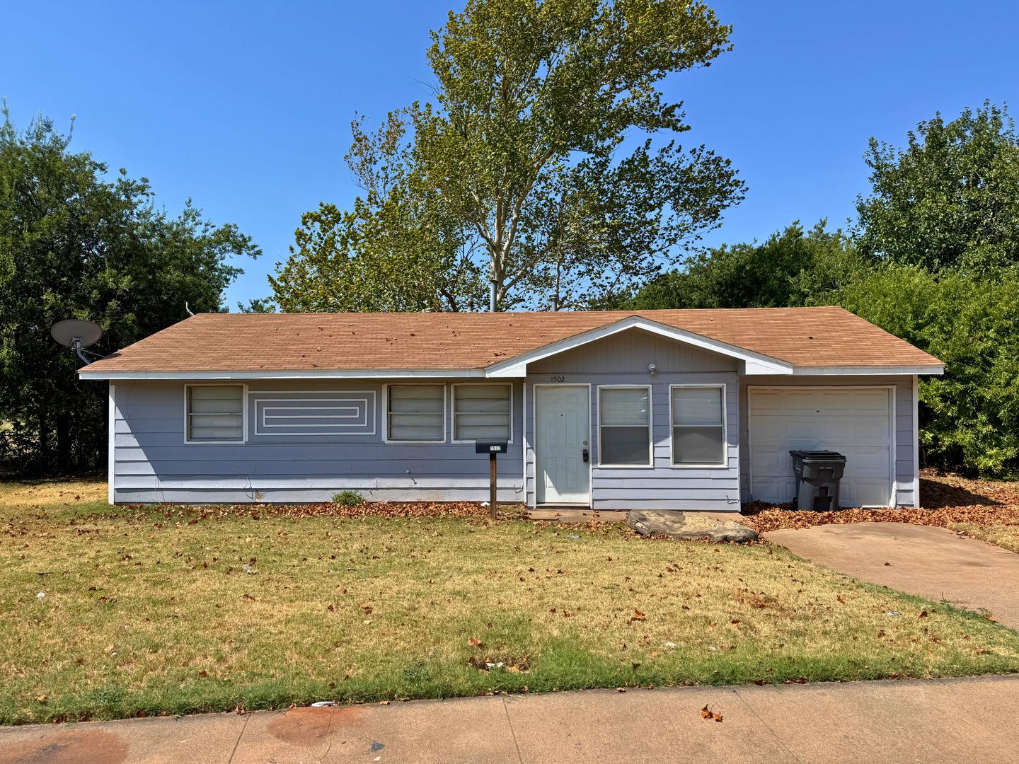 3 Bed 1 Bath Home Backing Up To Lynwood East Park! – photo 1