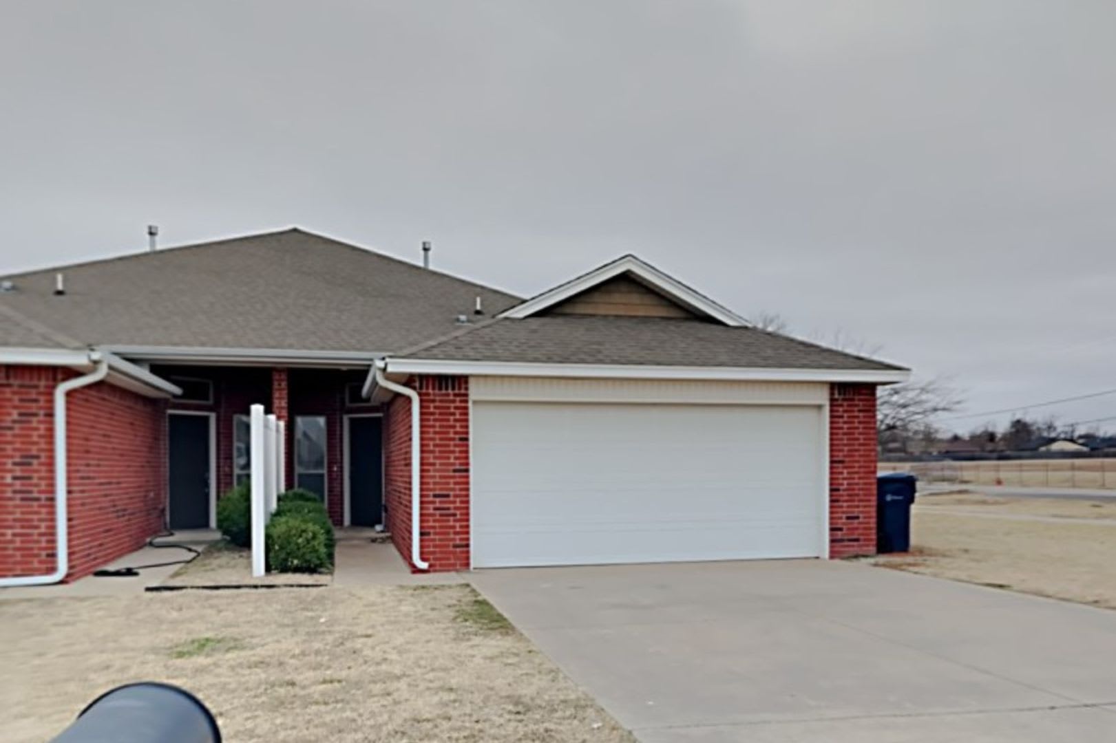 Very Nice 3 Bedroom 2 Bathroom Duplex In The Yukon School District – photo 1