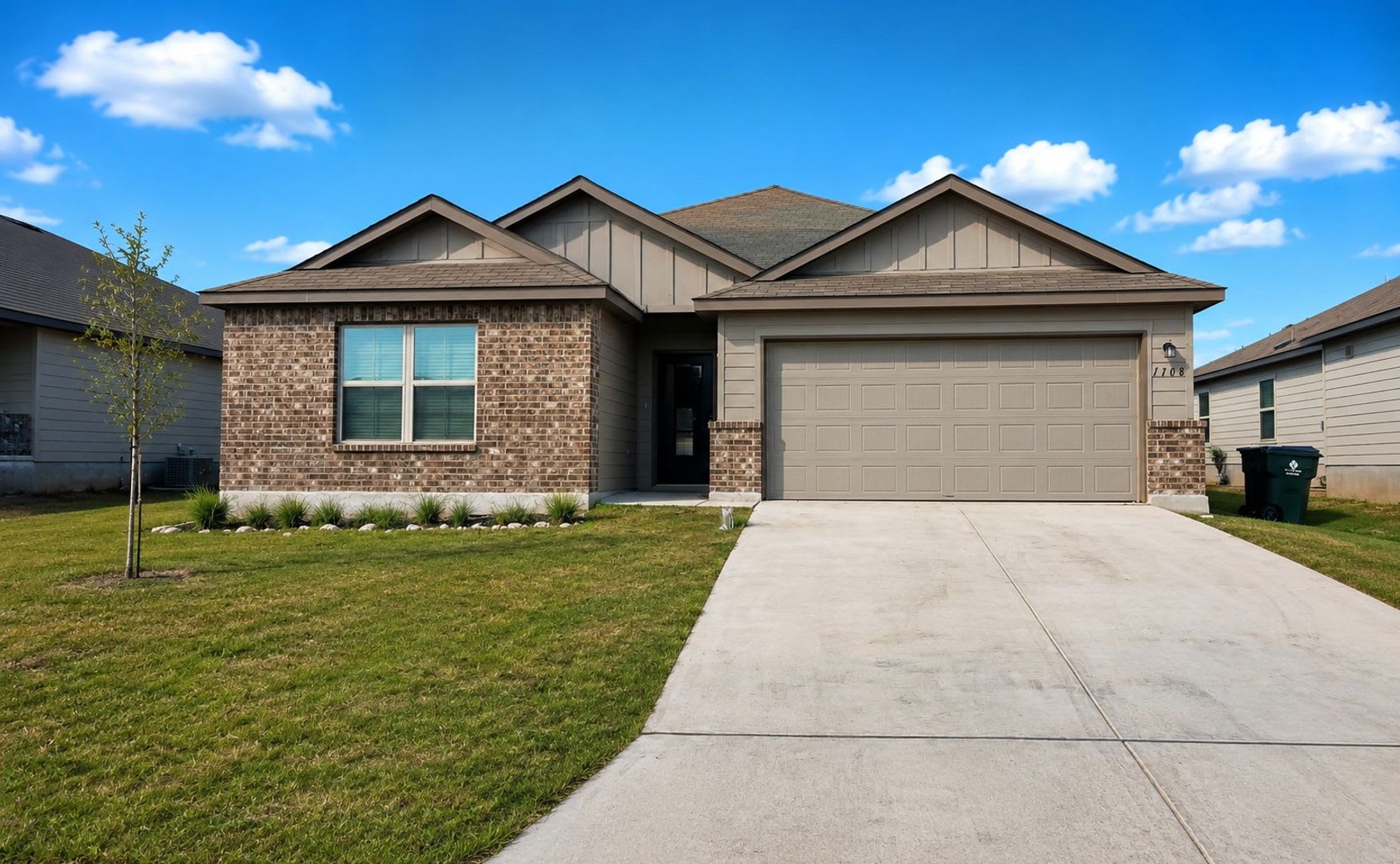 Bright & Spacious Rental Home in Greenspoint Heights! – photo 1