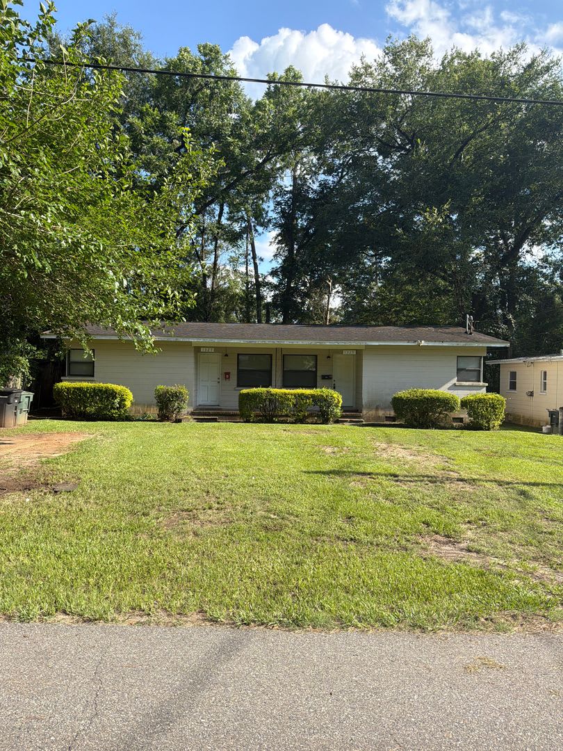 2 Bedroom 1 Bath Duplex Walking Distance To Fsu Available Now – photo 1
