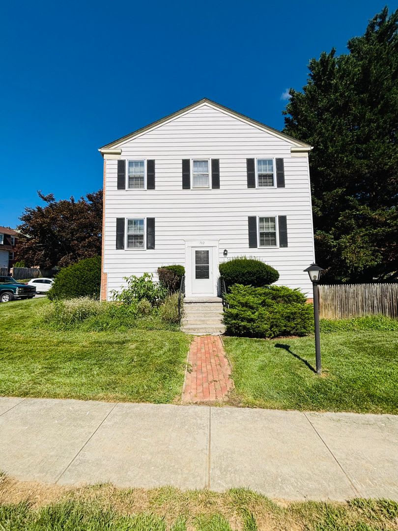 4 Bedroom 2 Bath Townhouse – photo 1