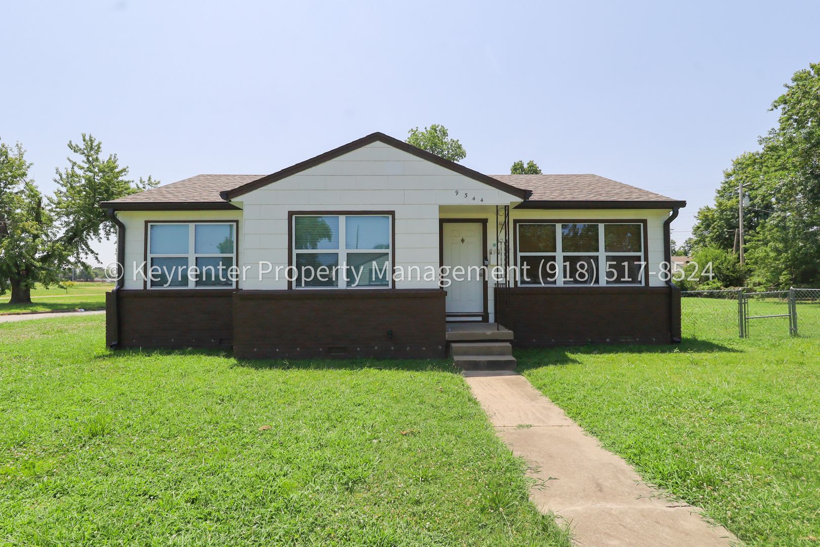 Beautifully Done 3 Bedroom House Available For Immediate Move In – photo 1