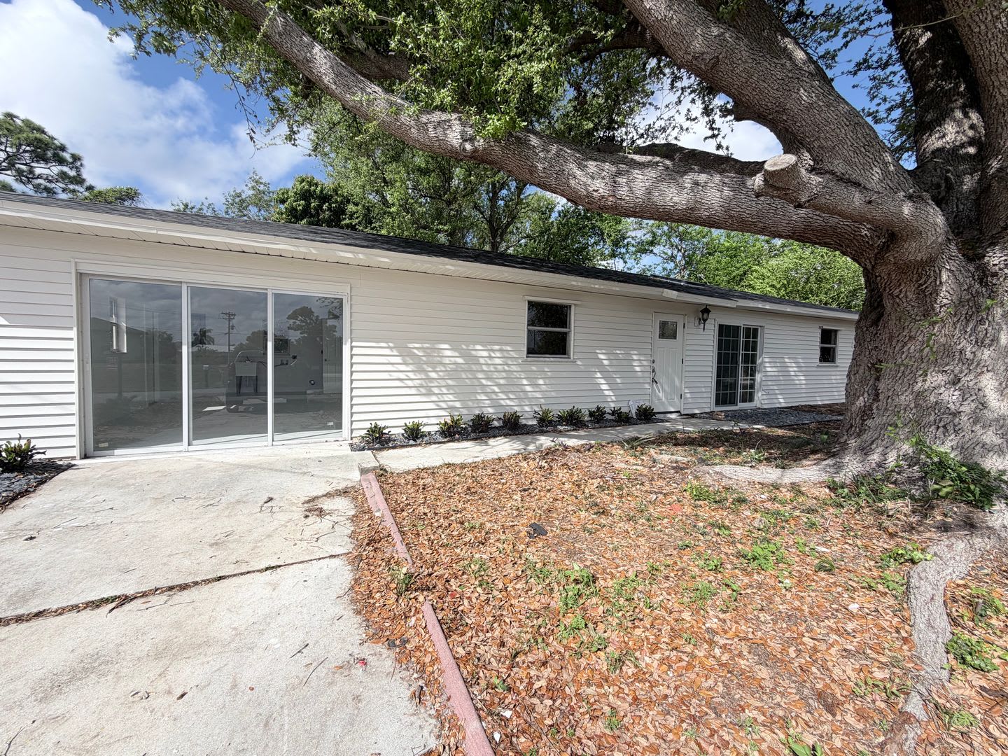 SECTION 8!!! 3/2 pool home with 2 BONUS ROOMS AVAILABLE 09/01/2026 – photo 1