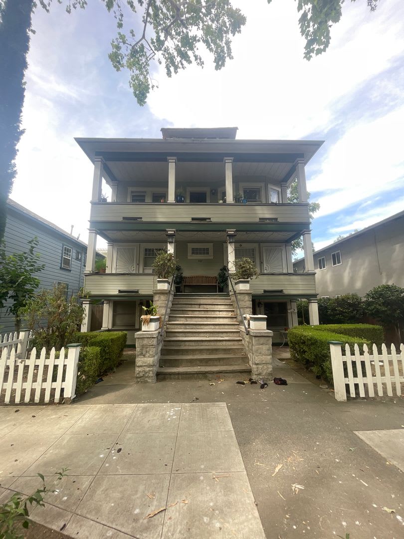 521 T St #B – photo 1