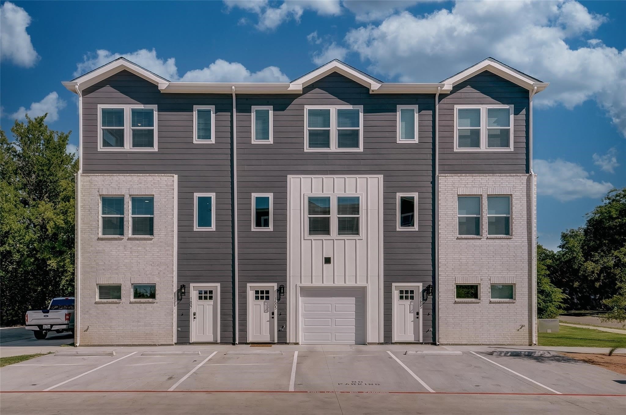 422 S Lillian Street S – photo 1 of 29