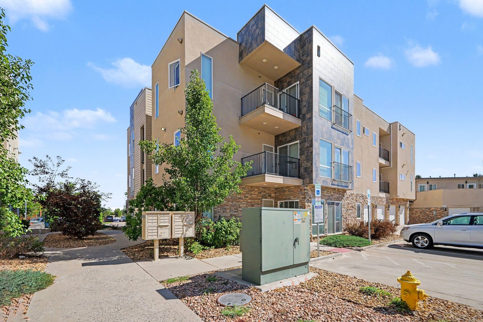 Available NOW! 2 Bedroom 2 Bath Beautiful Condo! – photo 1