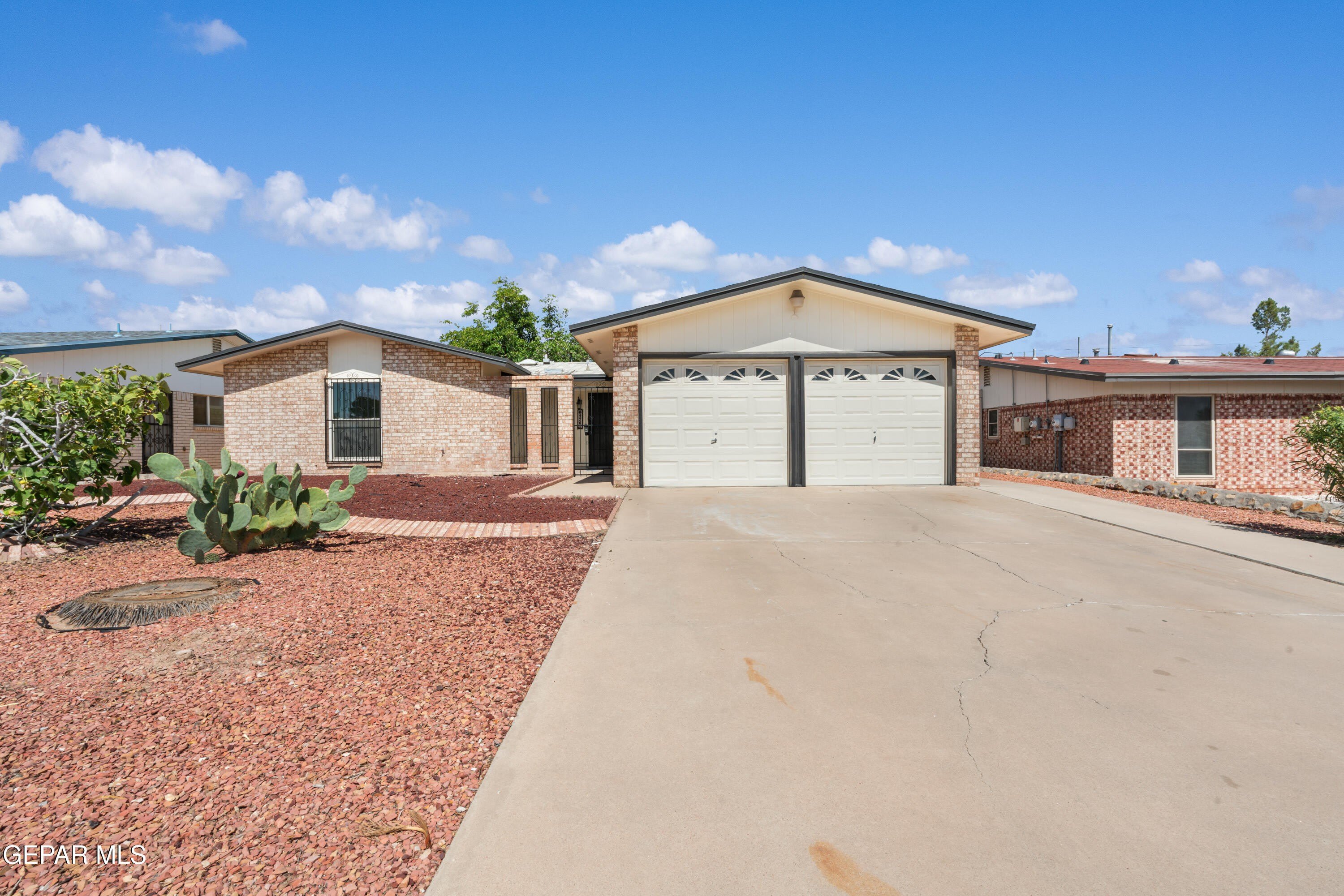 936 ONEIDA Drive – photo 1