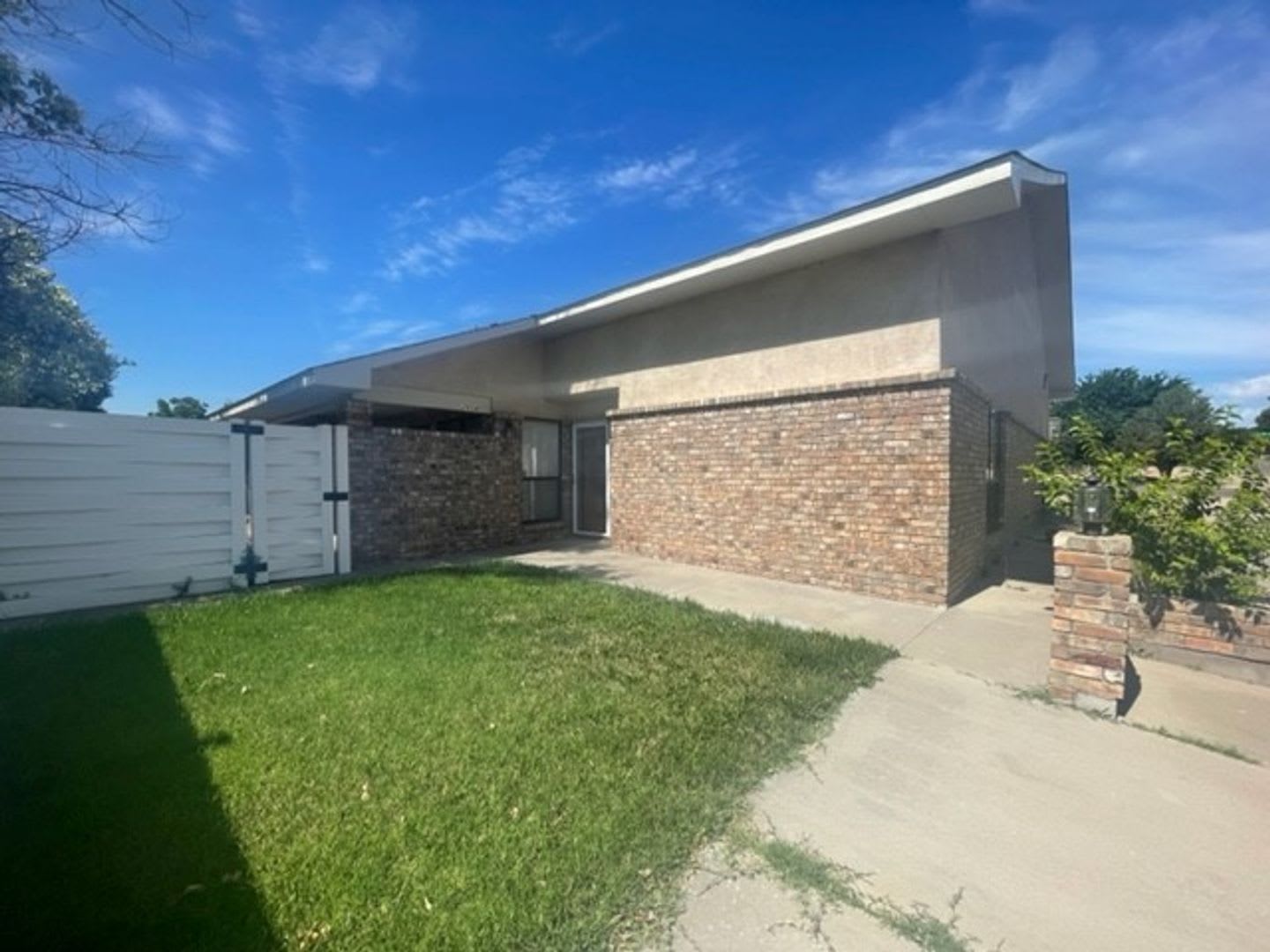 2604 W 8th St – photo 1
