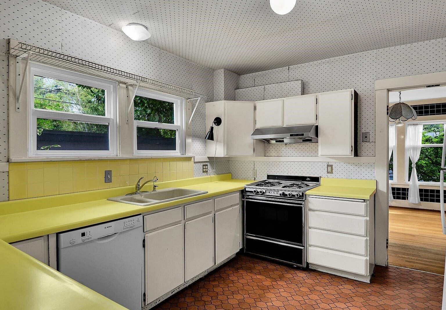 910 11th Ave E – photo 1