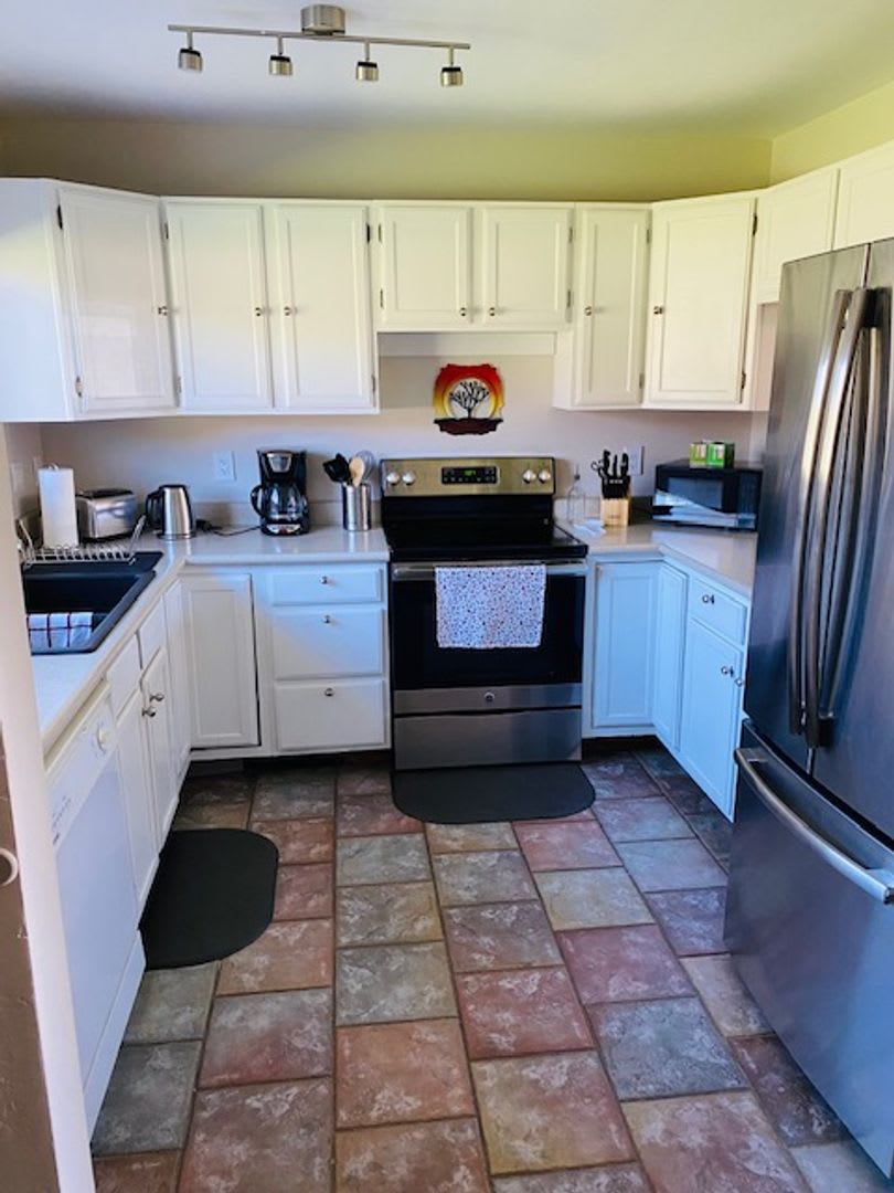 FURNISHED 2-BEDROOM CONDO FOR RENT — SEPTEMBER THROUGH MAY – photo 1 of 8