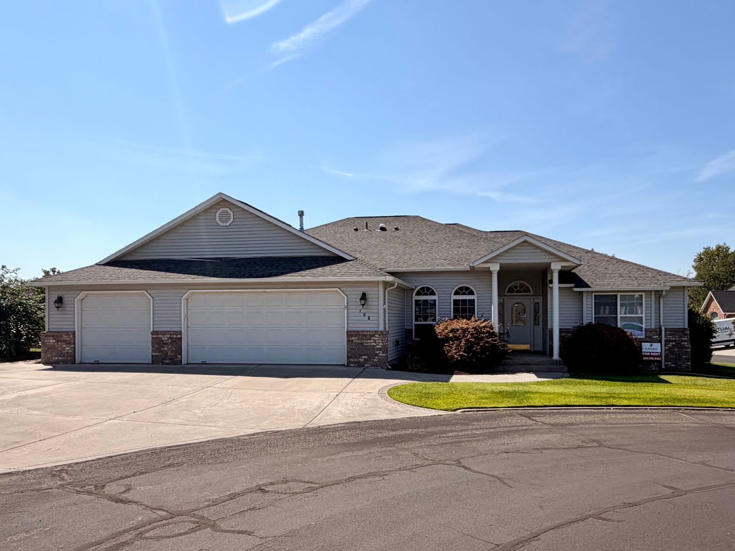 Golf Course Living! 3 bed + office, 3 Car Garage! – photo 1