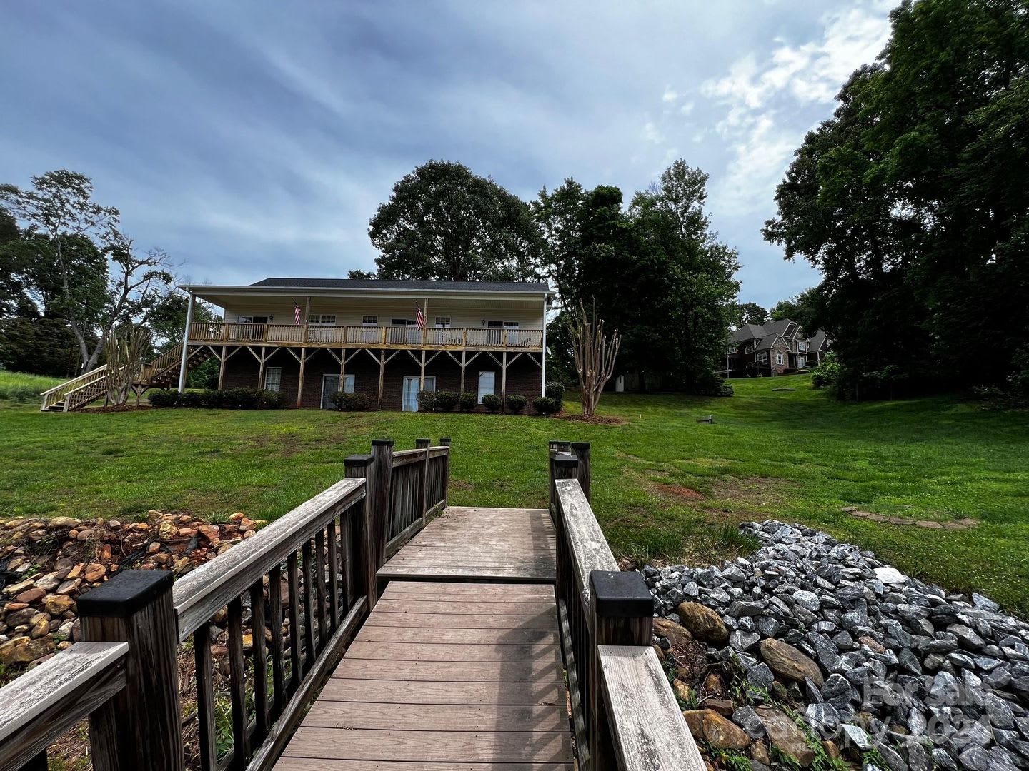 Lovely waterfront home with pier for rent – photo 1