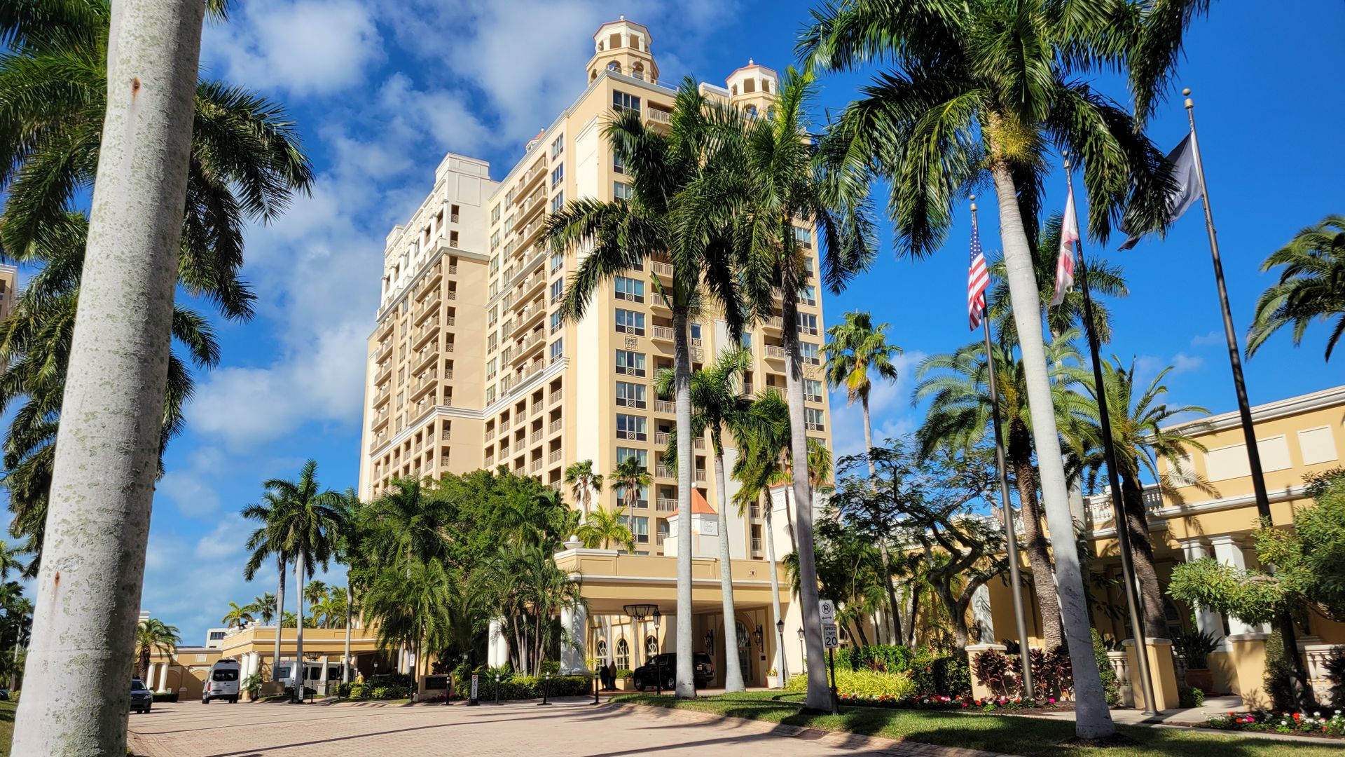 Seasonal/short term 3/2 renovated Ritz Carlton beauty with long water views – photo 1