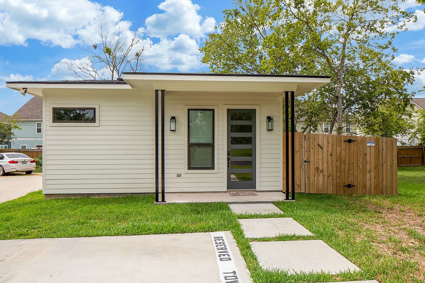 Available Now!! Gorgeous 1 Bed, 1 Bath in the Heart of College Station!! – photo 1
