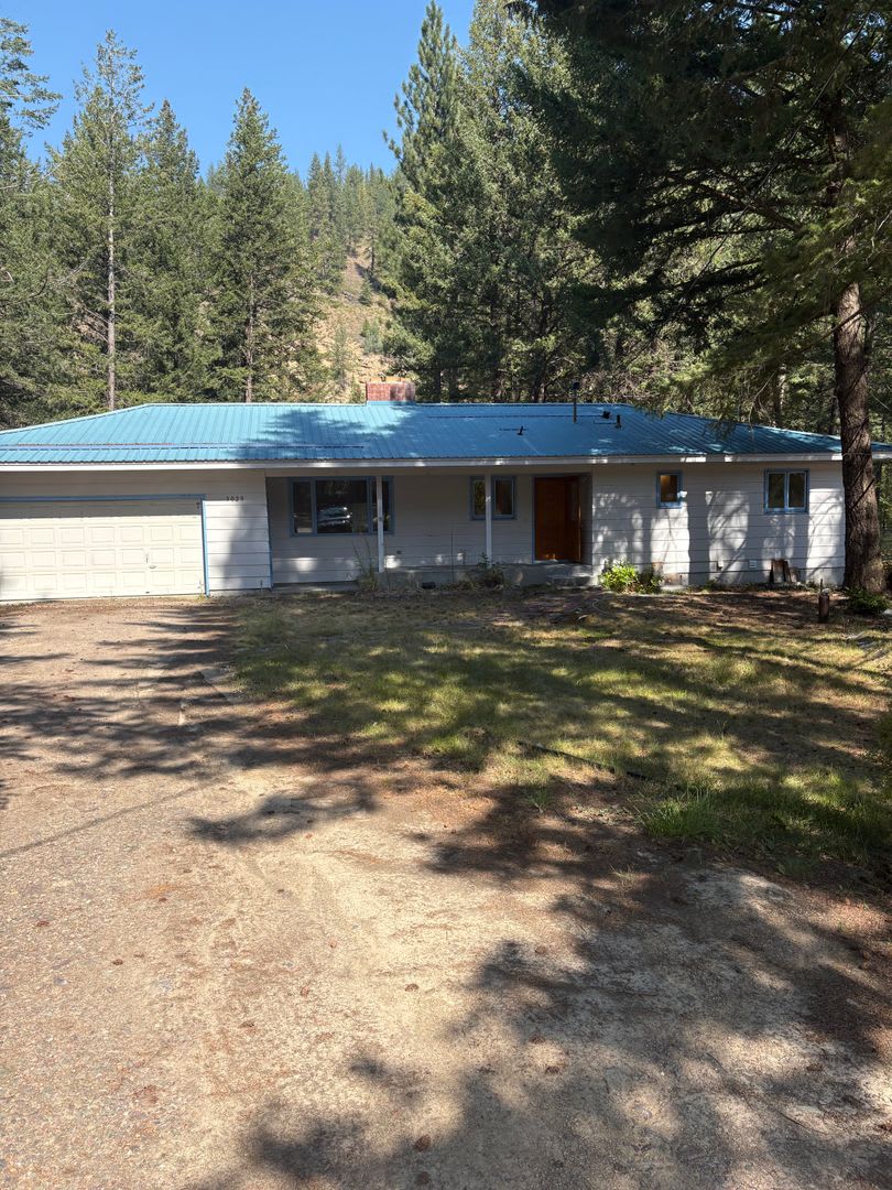 Spacious 3-Bedroom Bonner Home Near the Blackfoot River – 2,600+ Sq. Ft., Garage &amp; Fenced Yard – photo 1 of 32