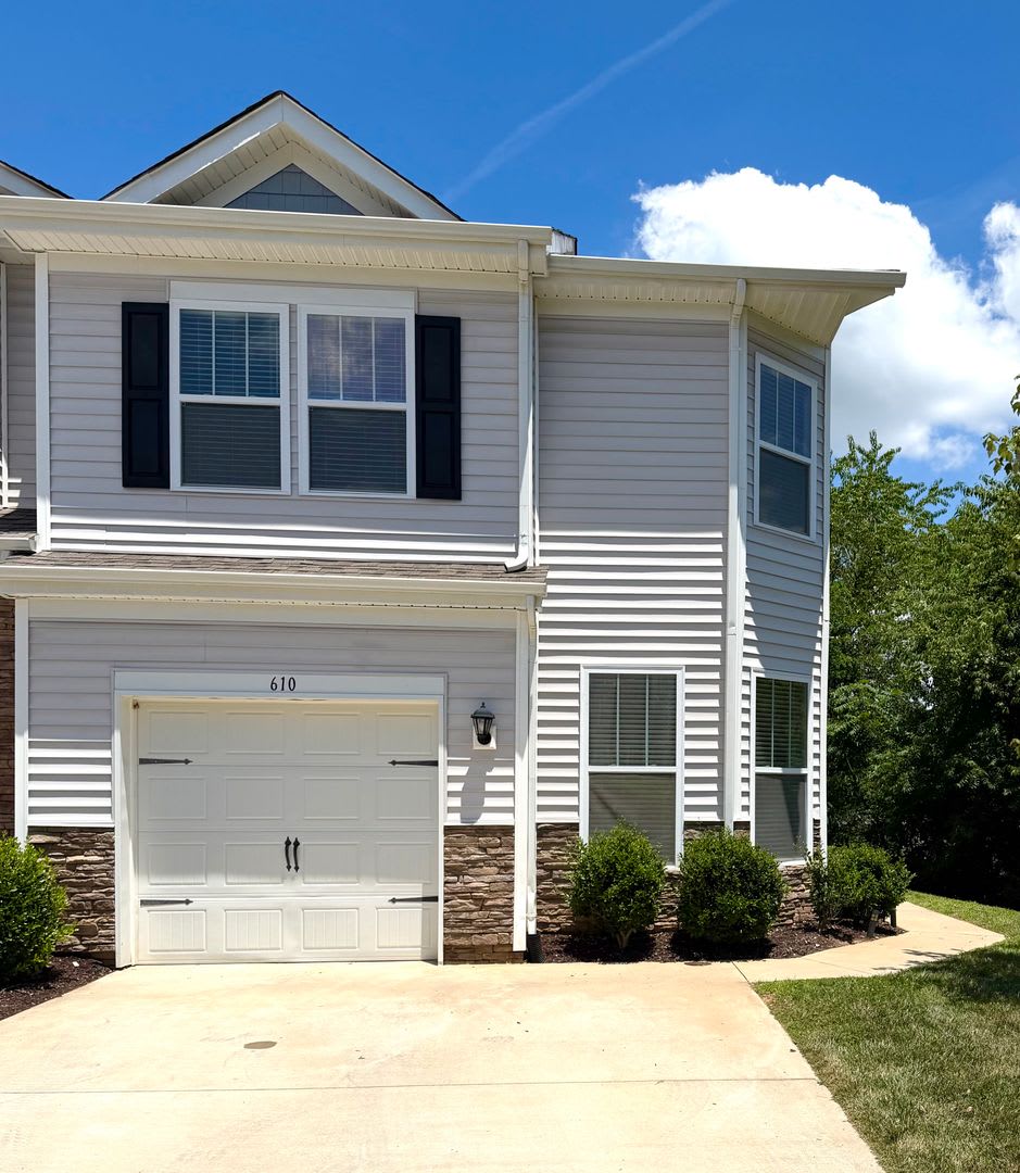 Spacious 3 Bedroom 2 Bath Townhouse W Office For Rent In Fountain Park Convenient Asheville Location – photo 1