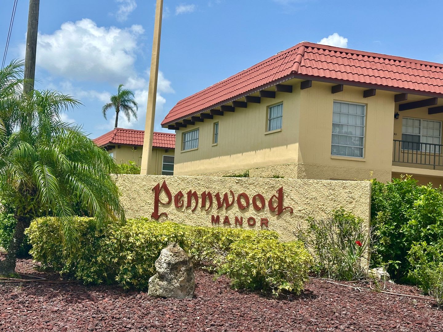 Gorgeous remodeled condo in Pennwood, off Bellaire Road 1br/1ba 55+ Community in Pennwood Manor! – photo 1