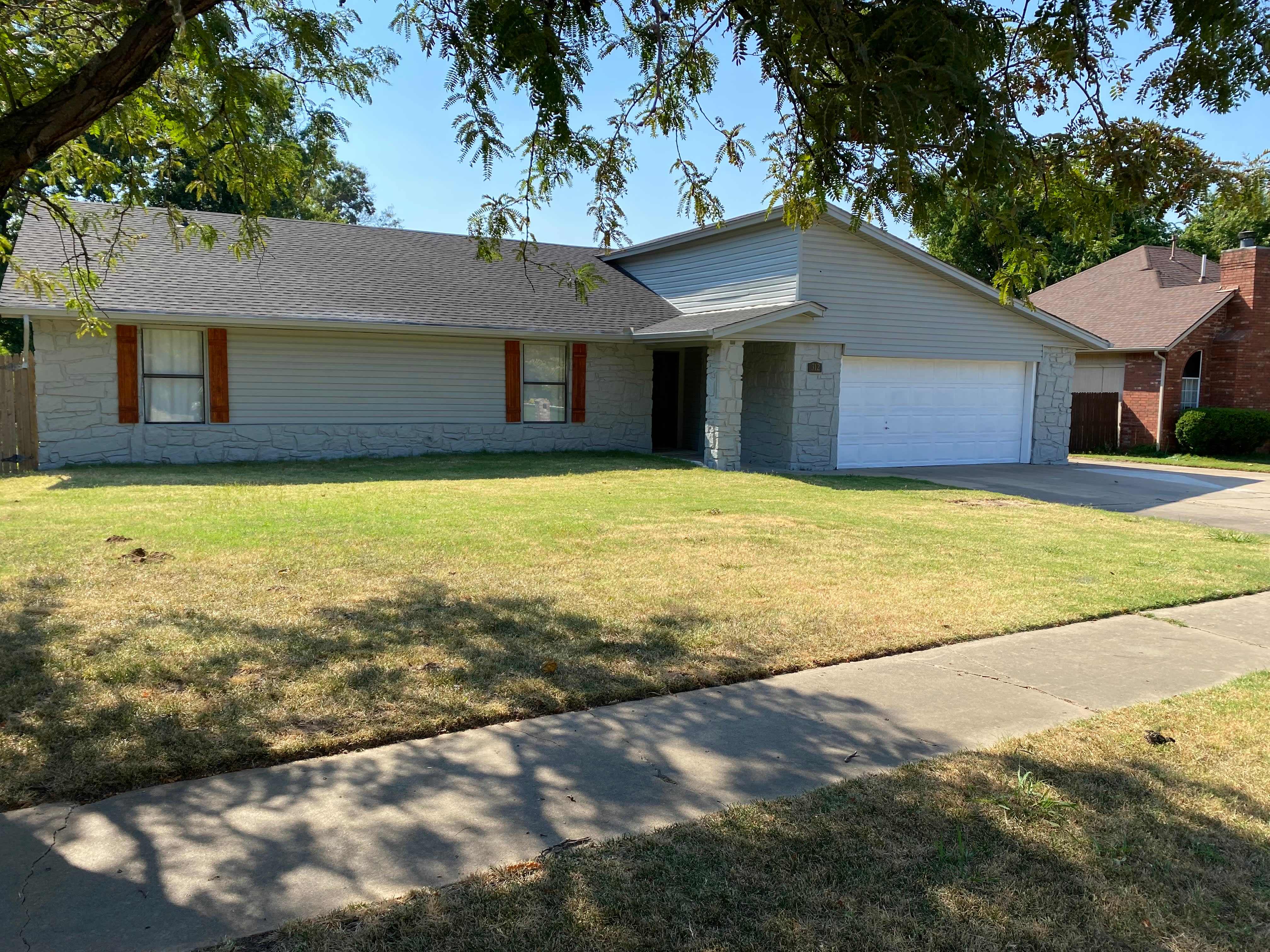 312 S Indianwood Ave – photo 1