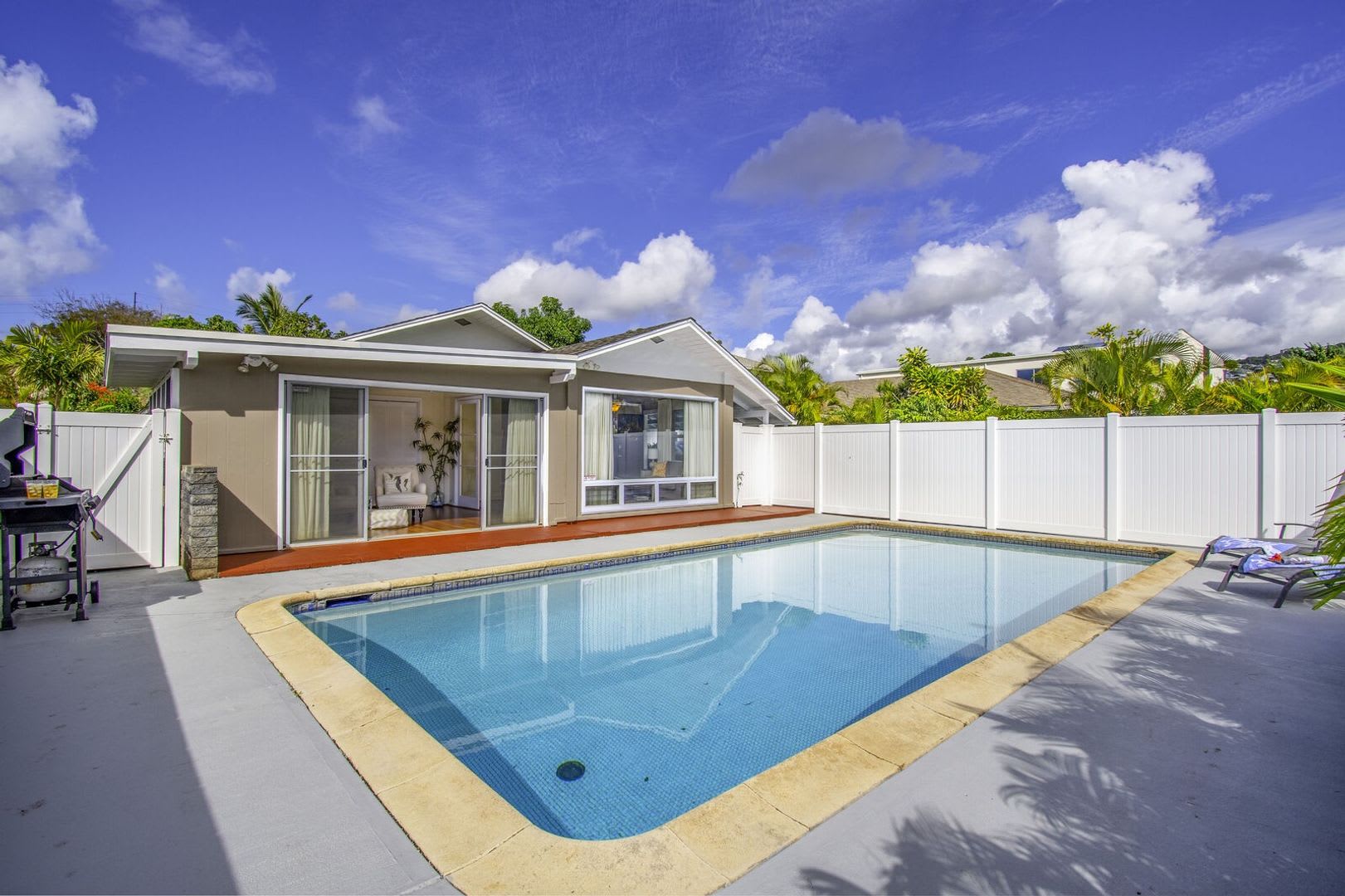 2bd/2ba Home w/Private Pool, Upscale decor, & Near Kahala Beach. Kahala Cottage – photo 1