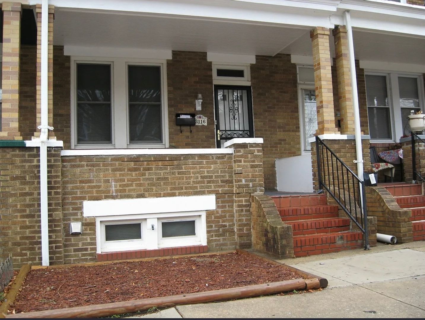 Spacious Rooms! Finished Basement! W/D! Available Now! – photo 1