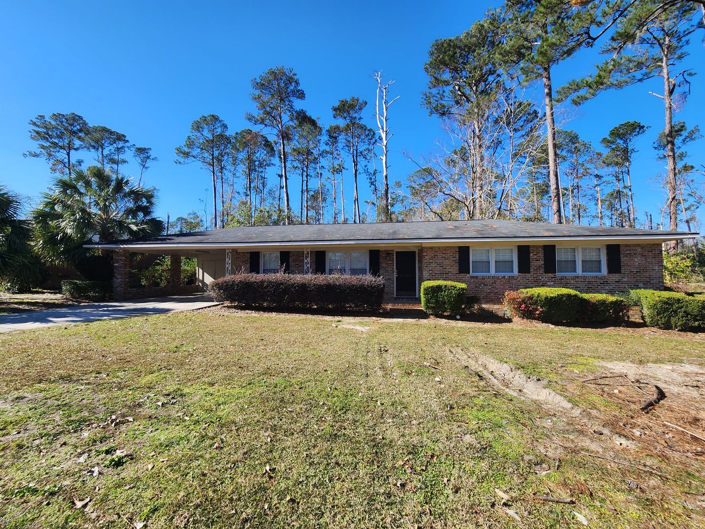 !!500!! Move-IN Discount Spacious 3-Bedroom Brick Home with Two Living Areas & Fenced Backyard! – photo 1