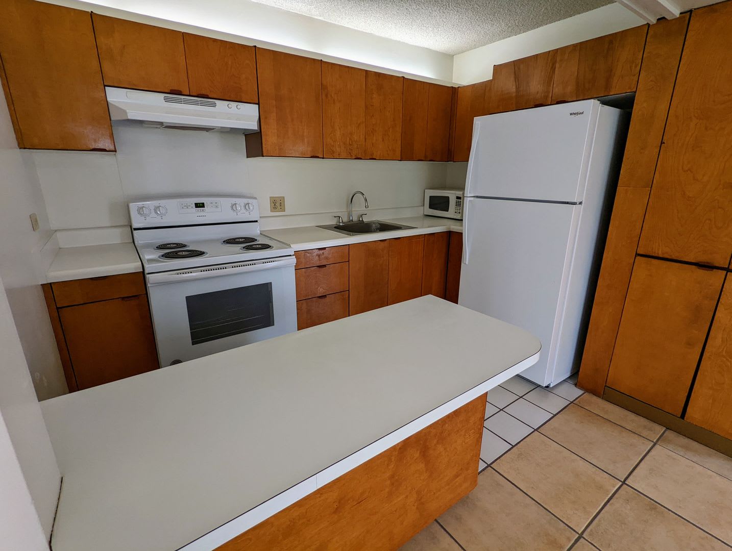 Convenient Makiki 2 Bed 1 Bath 2 Parking Near Punahou Uh Manoa Kapiolani Hospital – photo 1