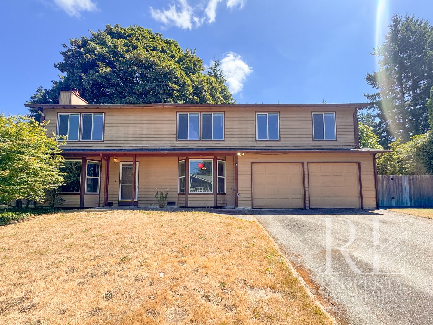 Cozy 4-Bedroom Home with Two Fireplaces, Fenced Backyard & 2-Car Garage – photo 1