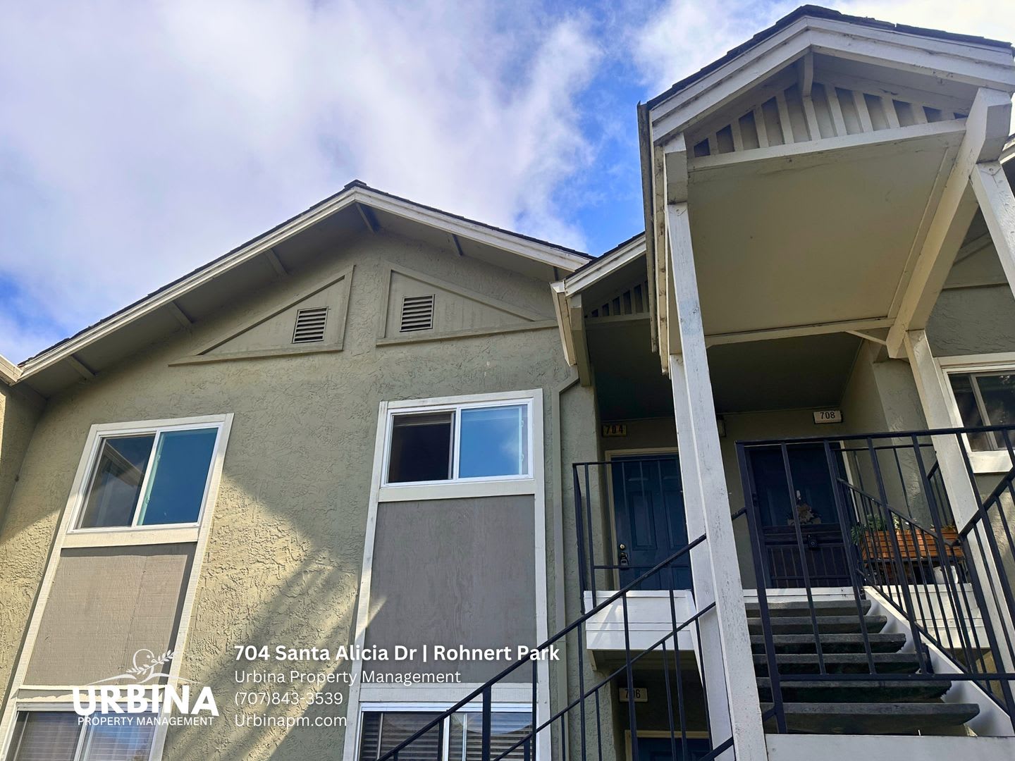 Stylish Upstairs 2 Bedroom Condo Near SMART Train and Shopping – photo 1 of 19