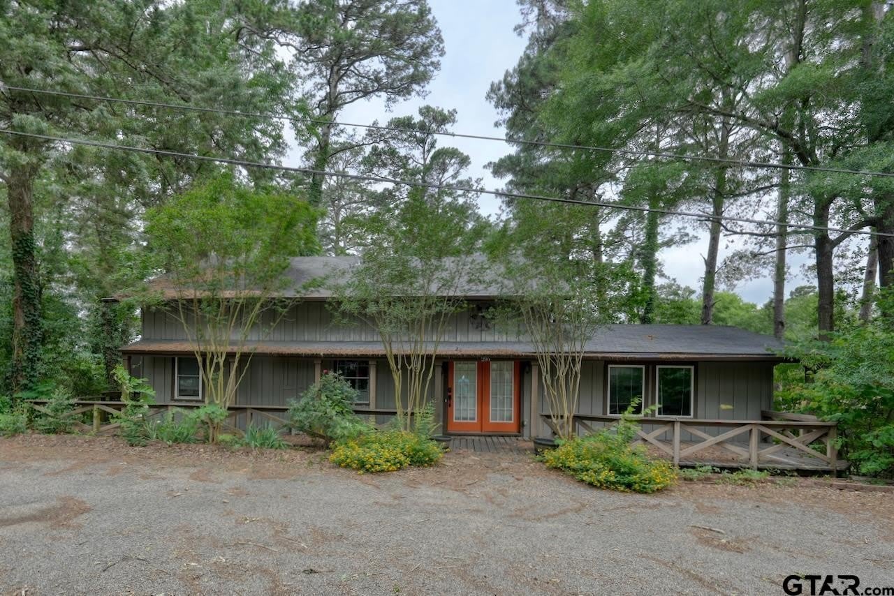 216 Pinewood Ln – photo 1 of 47