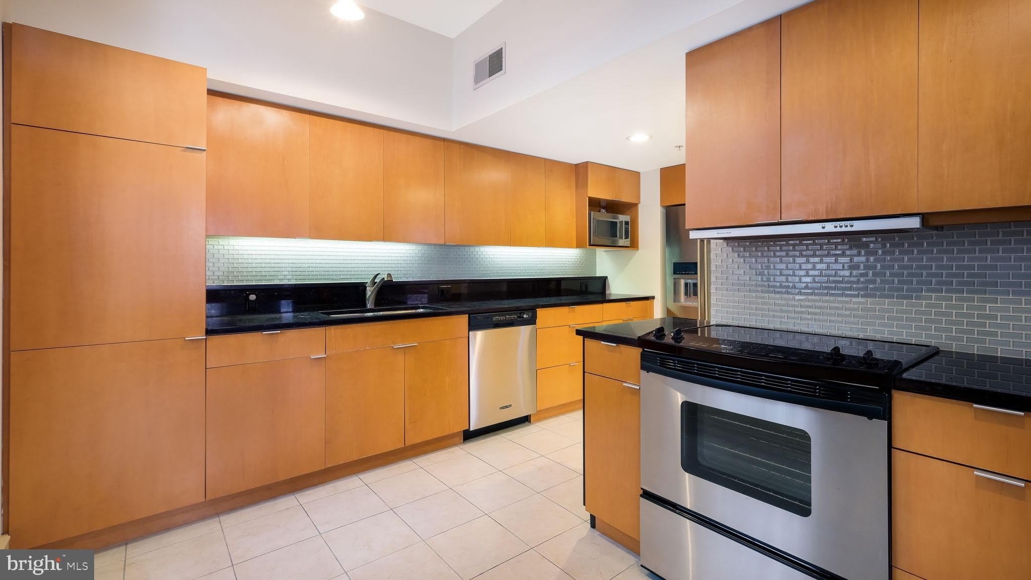 1737 CHESTNUT Street – photo 1