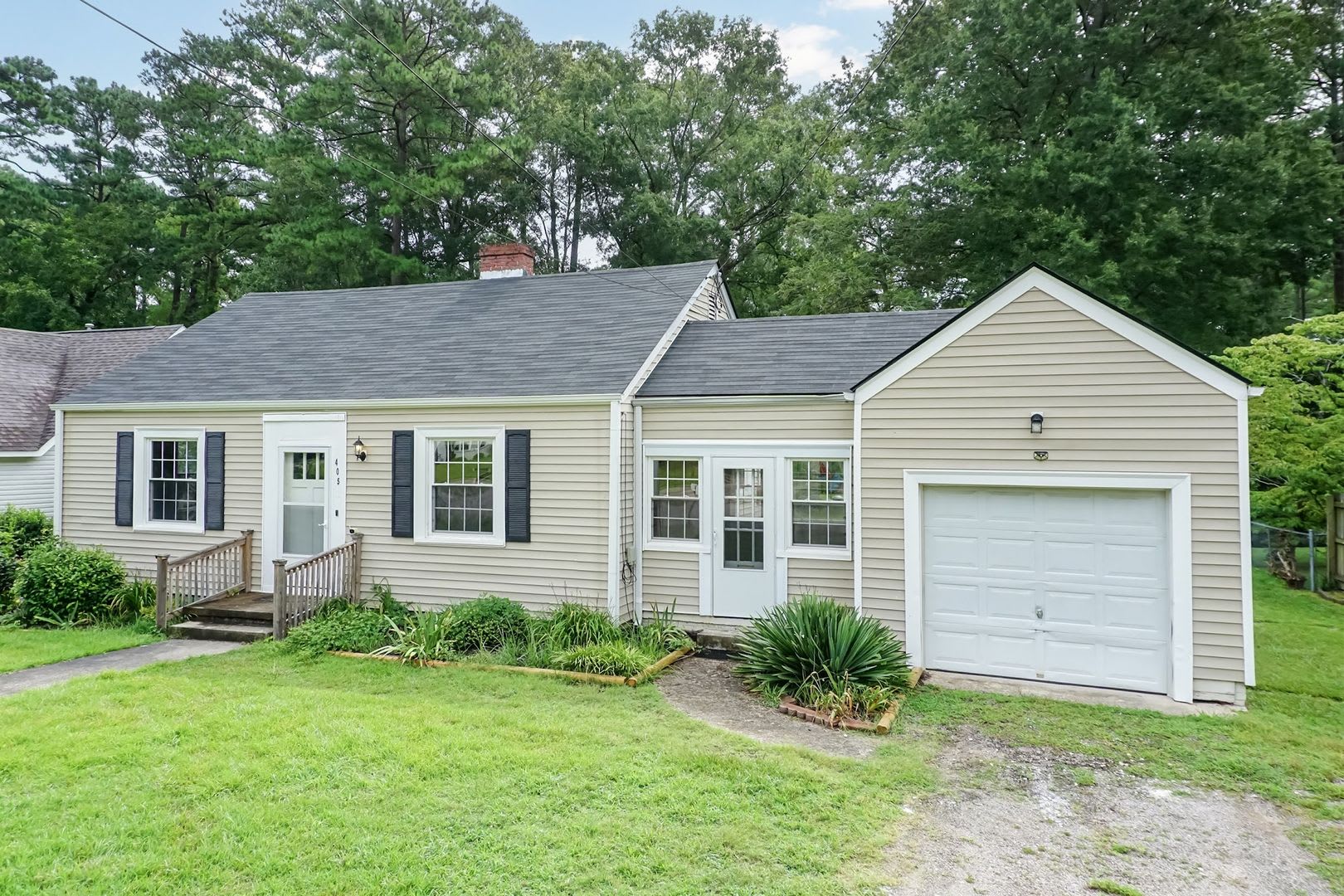 Two Bedroom, One Bath Single Family Home! – photo 1