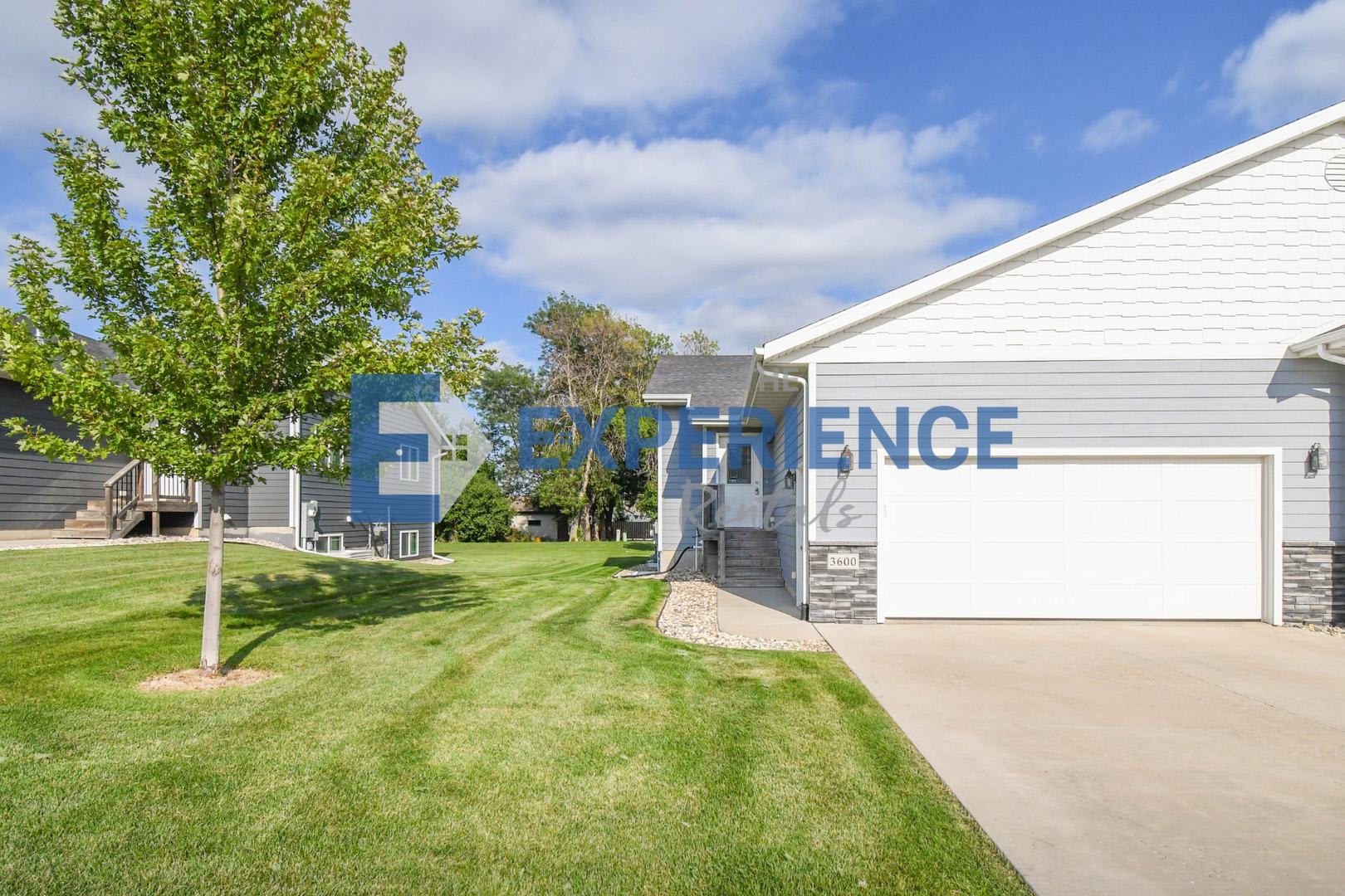 East Sioux Falls 4-Bedroom Townhome – Style, Space & Convenience! – photo 1