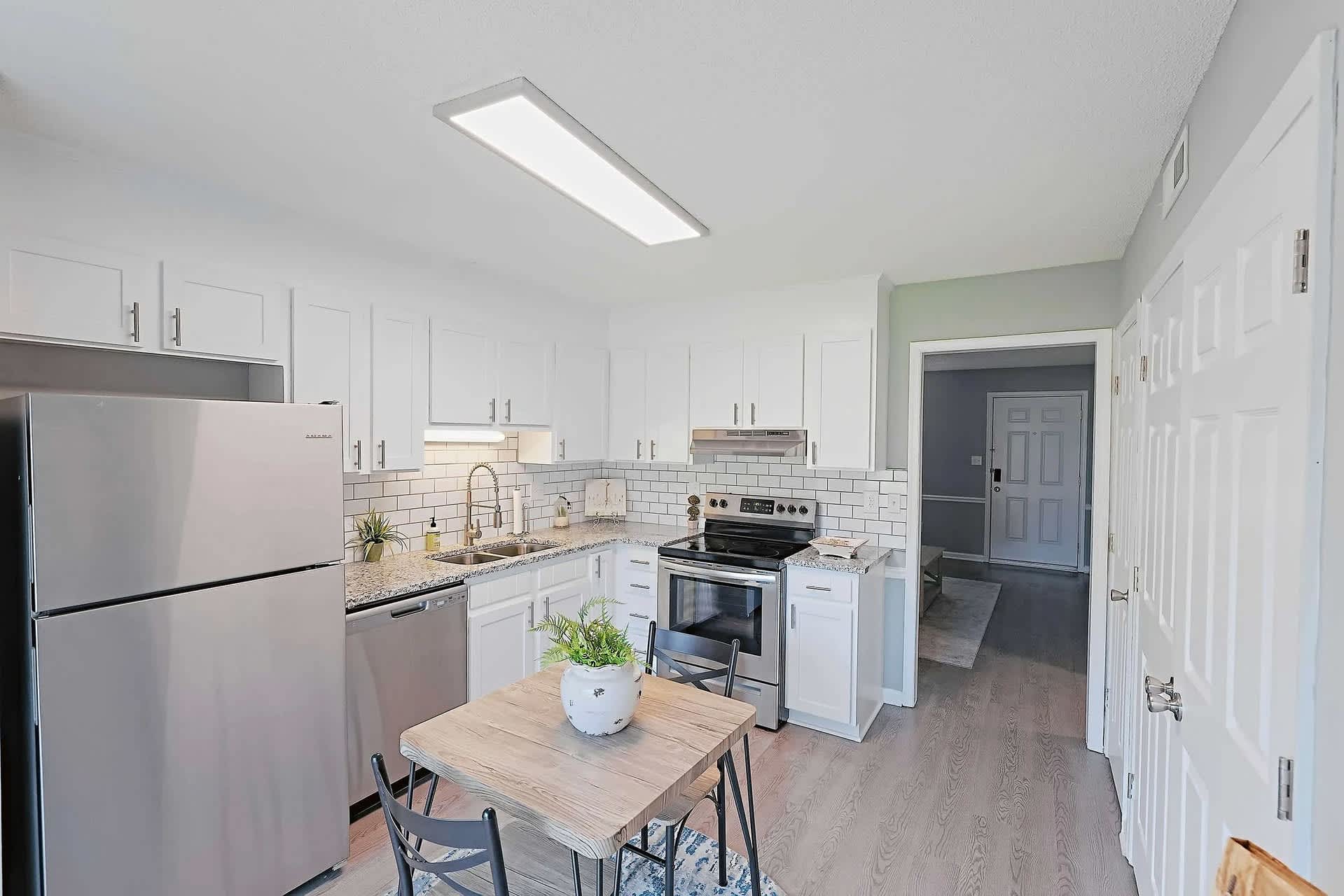 Lindsey Manor Apartments – photo 1 of 23