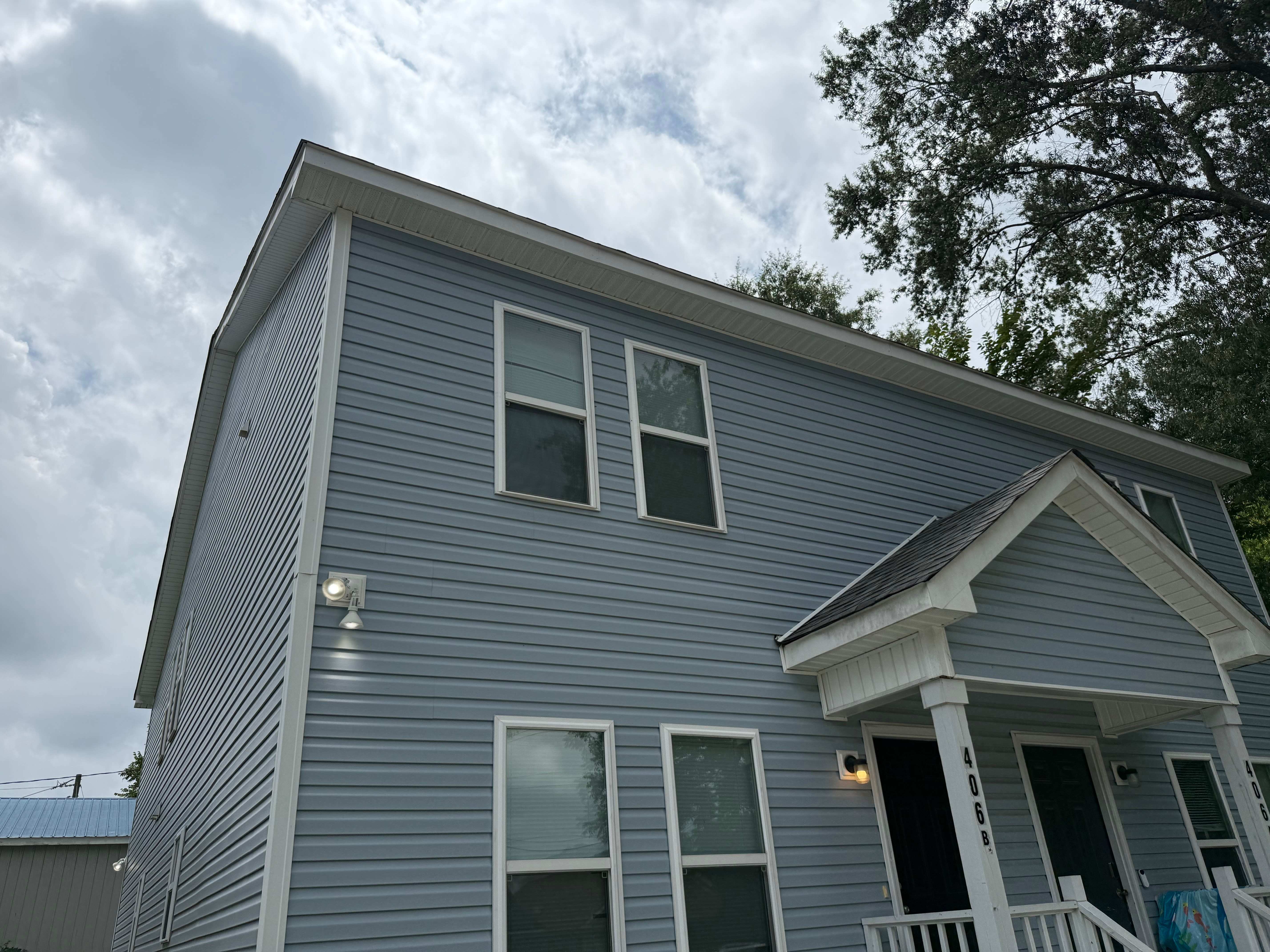 406 East Waddell Street – photo 1 of 22