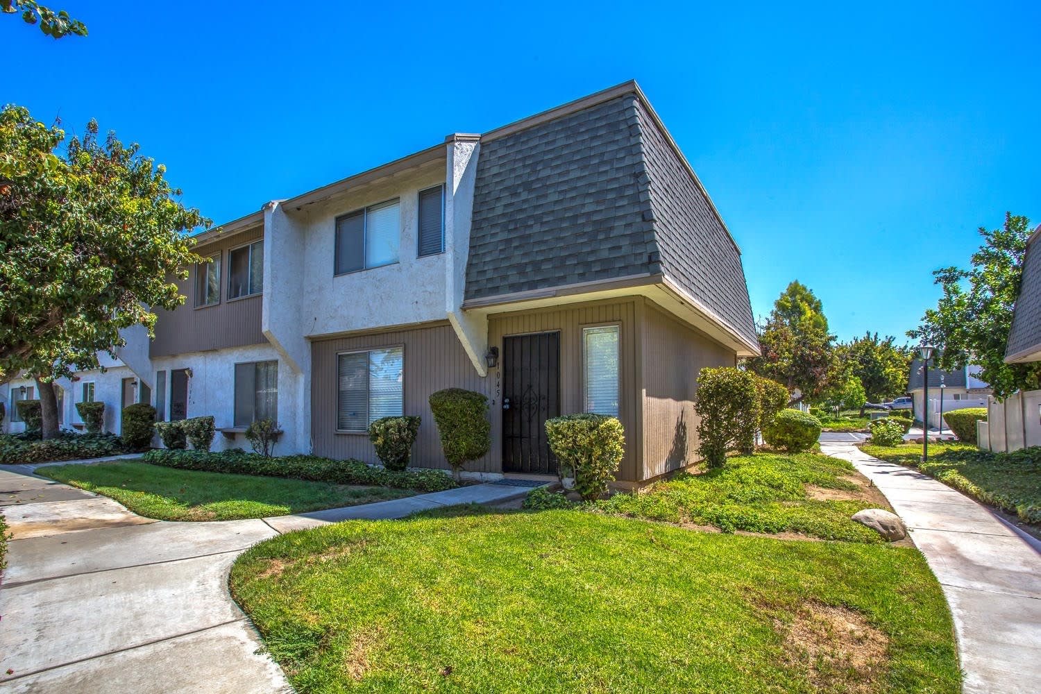 Charming 3-Bedroom Townhome in Riverside – Space, Comfort & Convenience! – photo 1