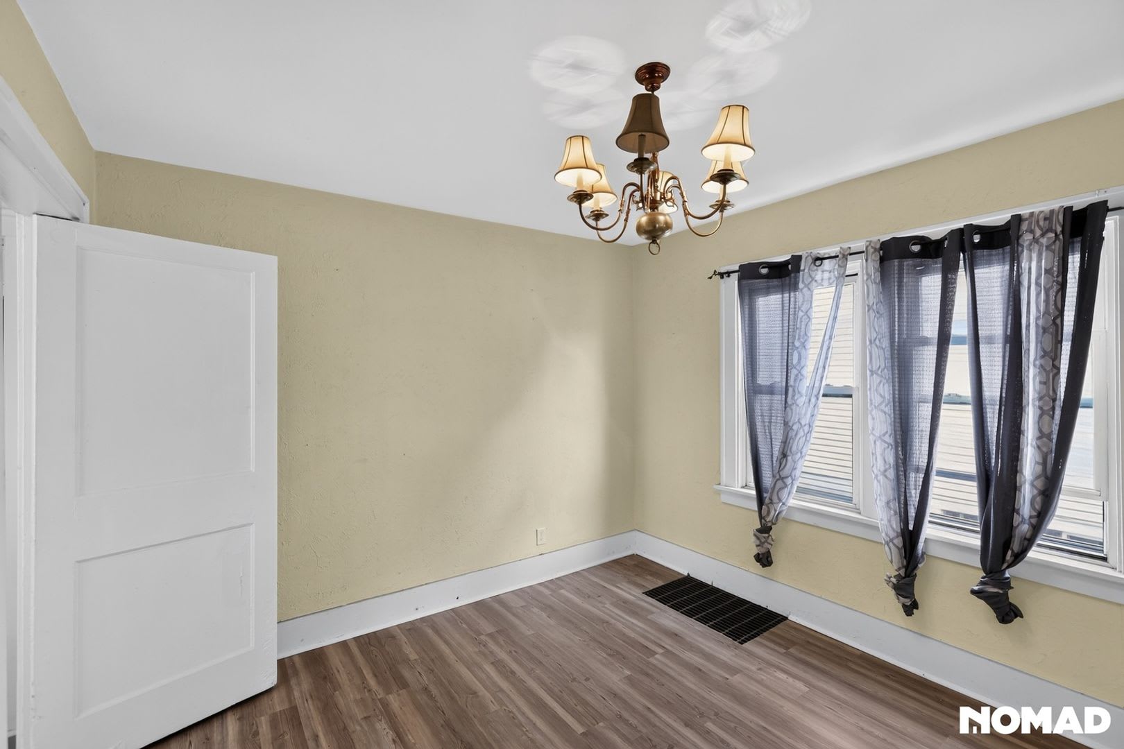 Large 2Bed/1Bath + Dining Room + Living Room + Sunroom in Kenmore – photo 1 of 32