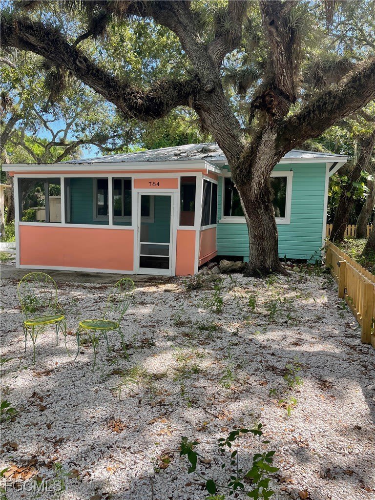 784 Oak Street – photo 1