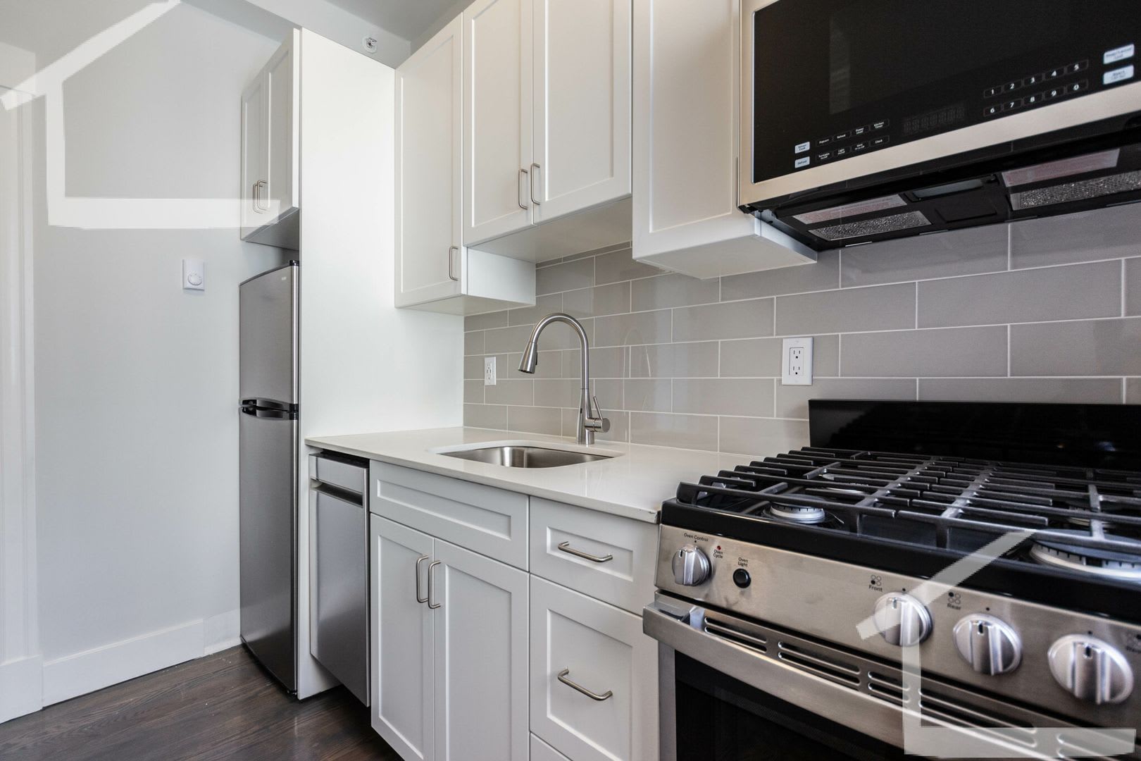 Fenway 2 Bed 1 Bath With Laundry In Unit – photo 1