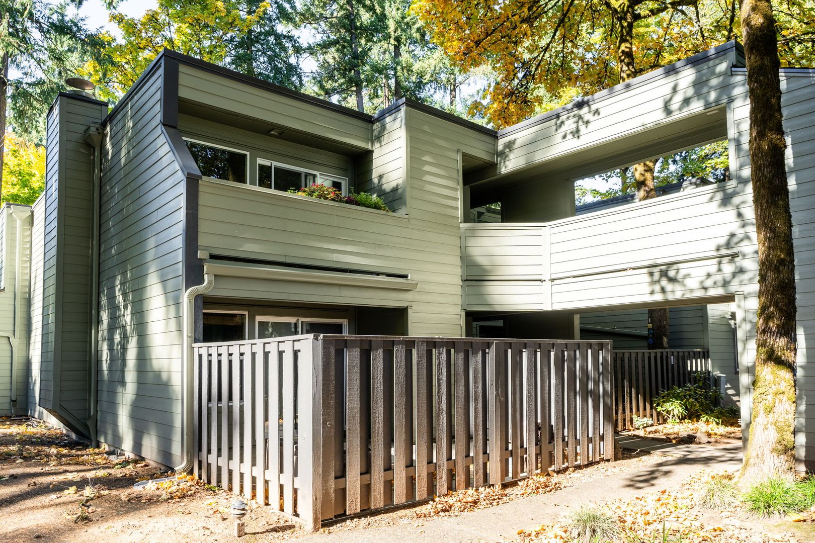Lake Oswego Condo 2 Bed 1 Bath! – photo 1 of 18