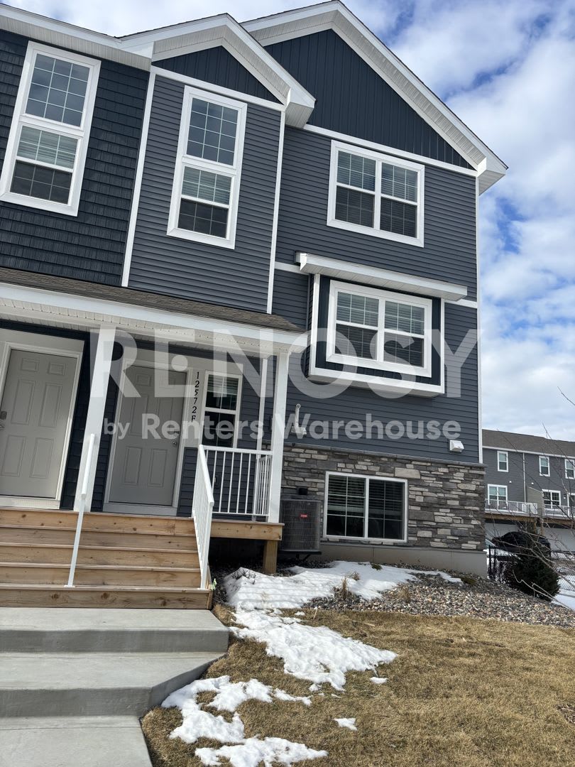 Spacious 3 Bed 2 5 Bath Townhome In A Great Location – photo 1 of 310
