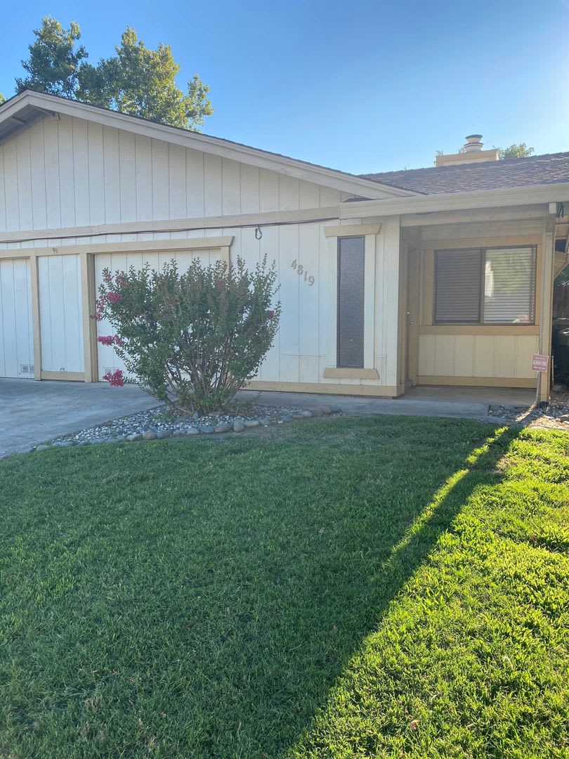 Fair Oaks 2bd/1ba Duplex with Garage near Sunrise &amp; Sunset Ave – photo 1 of 12