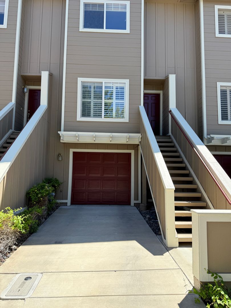 Great Townhome 2 bed 2 1/2 bath 2 car tandem garage. – photo 1