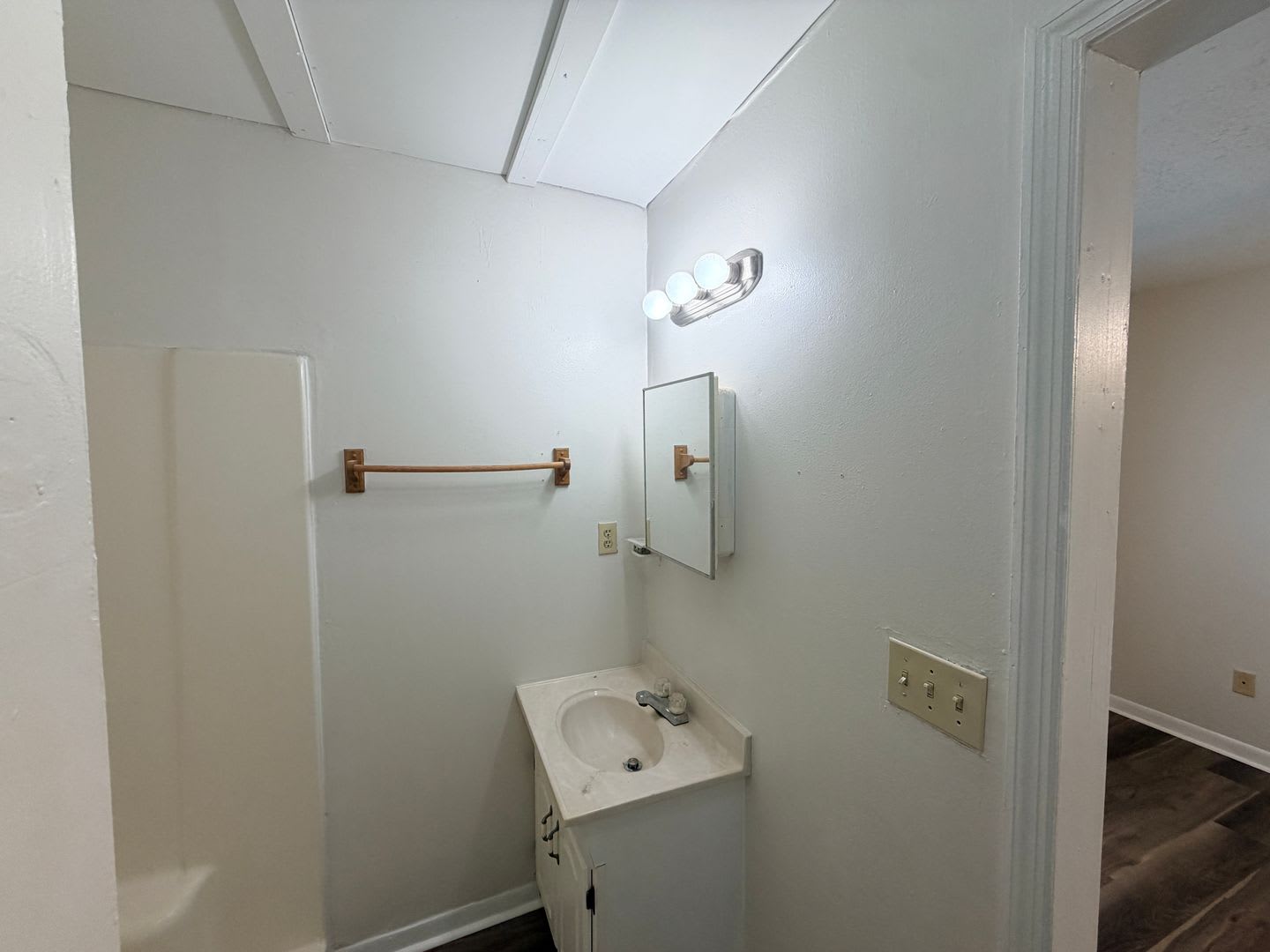 1706 Azalea Dr This Spacious 800 Sq Ft 1 Bedroom 1 Bathroom Apartment Offers Comfortable Living With Flat Rate Utilities – photo 1 of 8