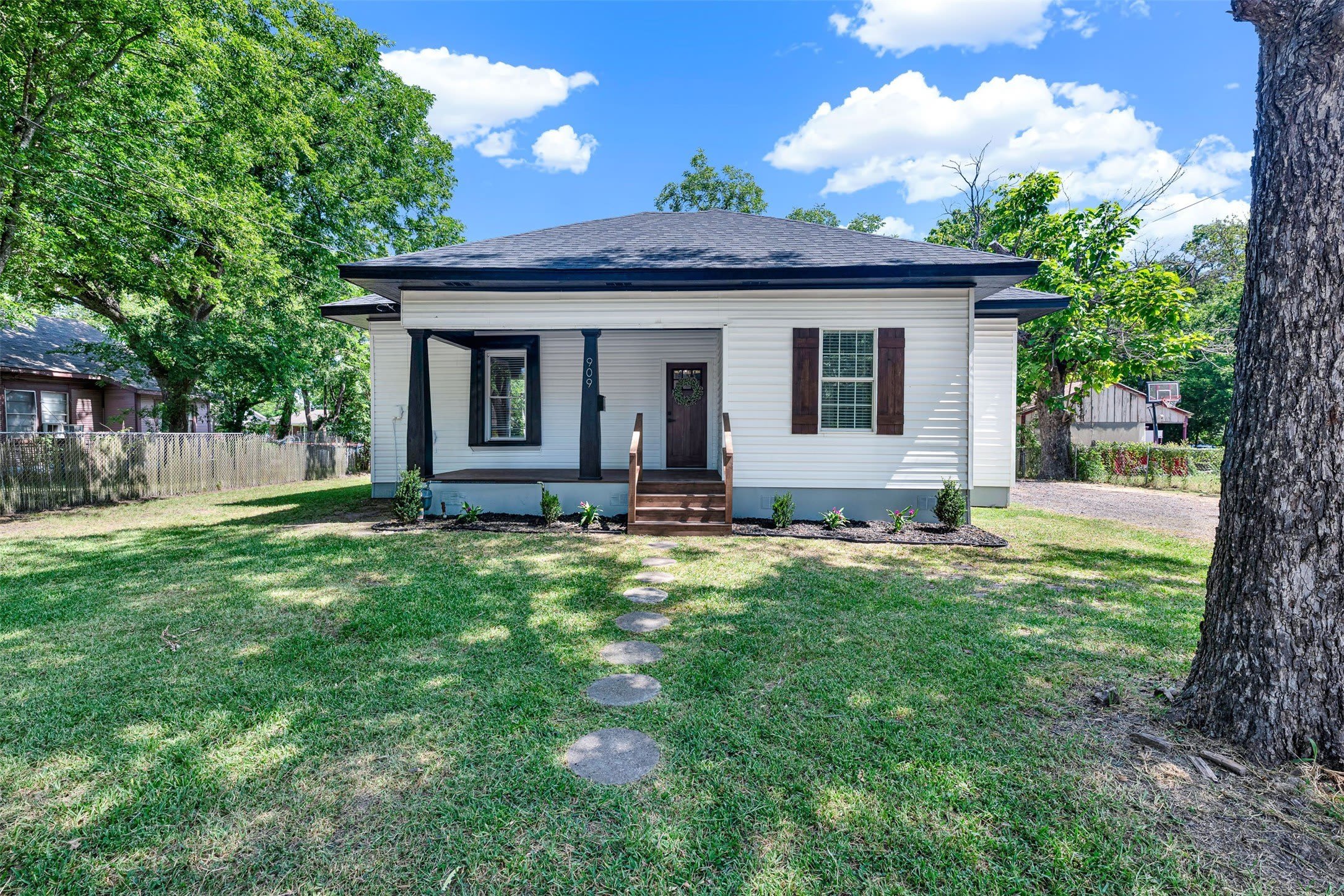 909 E High Street – photo 1 of 25