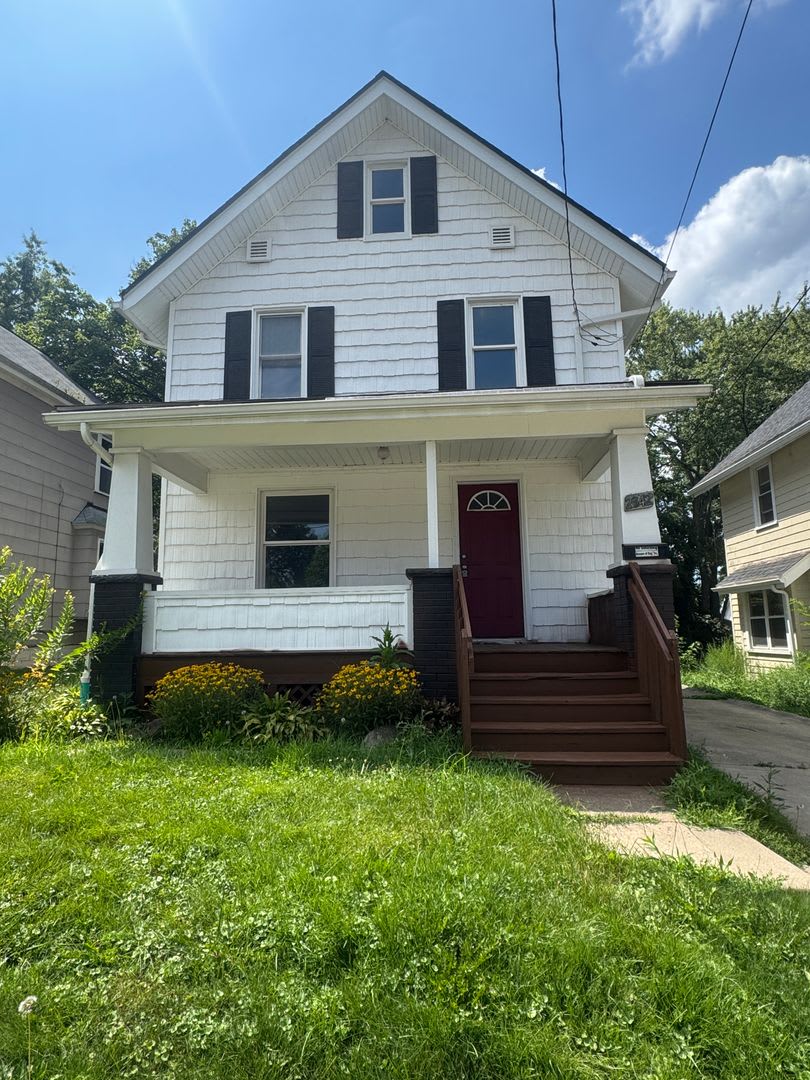 Move In Ready Akron Home With Four Bedrooms And Outdoor Space – photo 1