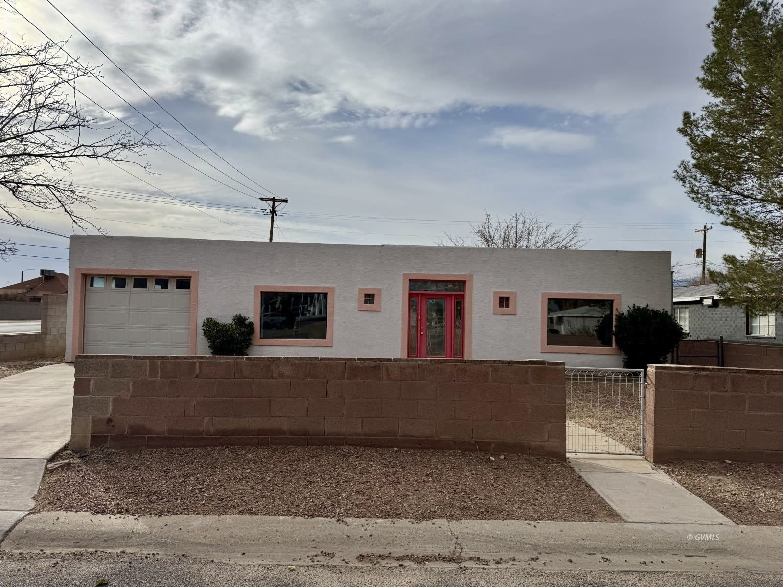 419 E 7Th St – photo 1 of 27