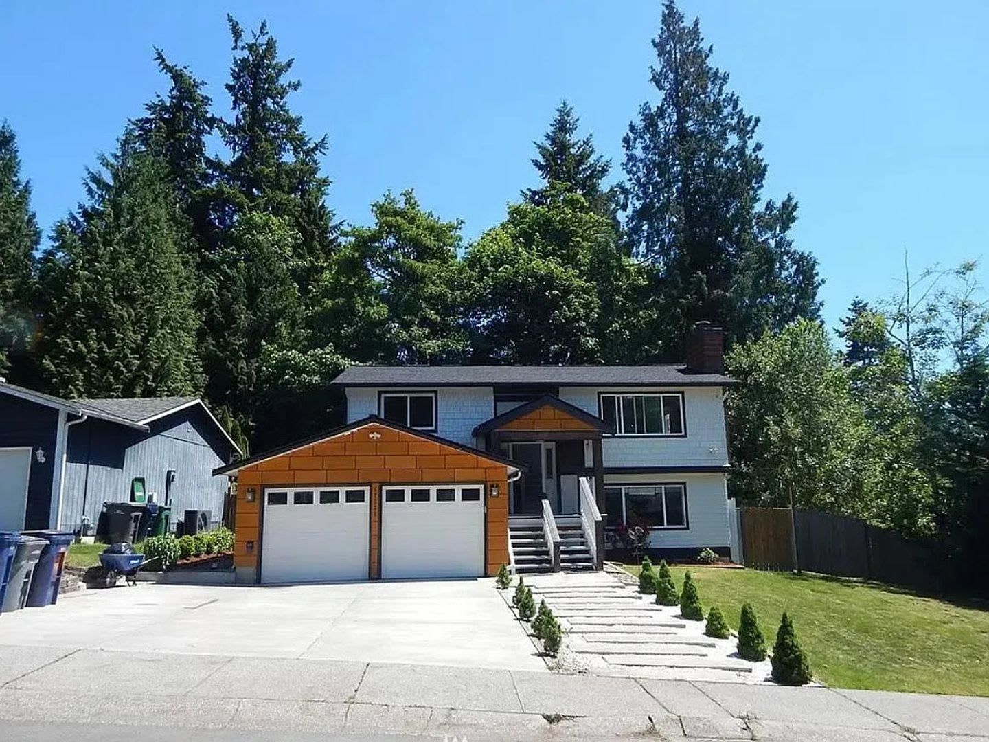 Beautiful 4-Bedroom Home in Bothell in Great Location! – photo 1 of 10