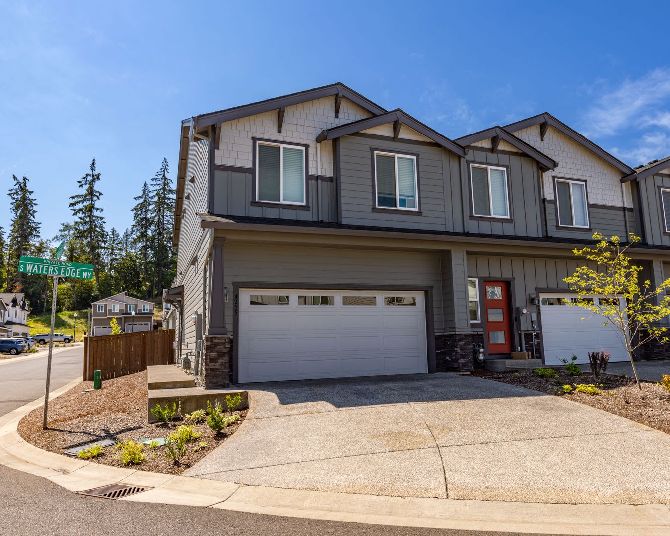 Three bedroom townhouse in gated community – photo 1 of 19