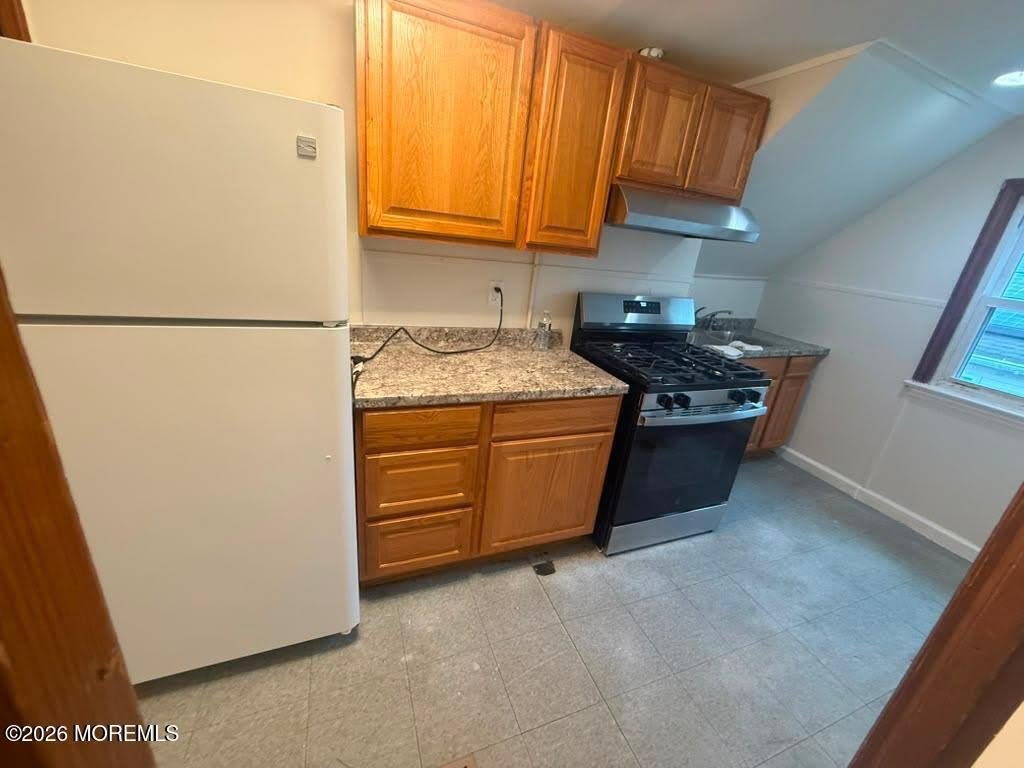 560 Lillie Road – photo 1 of 7